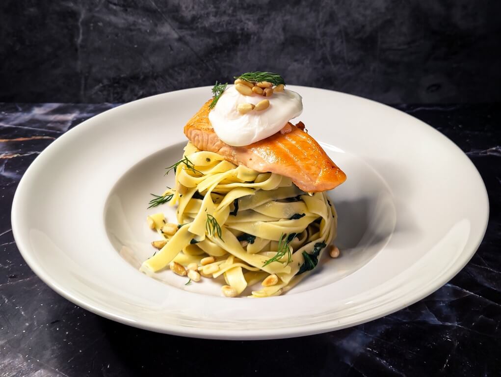 Tagliatelle di Salmone con Uovo Poché
